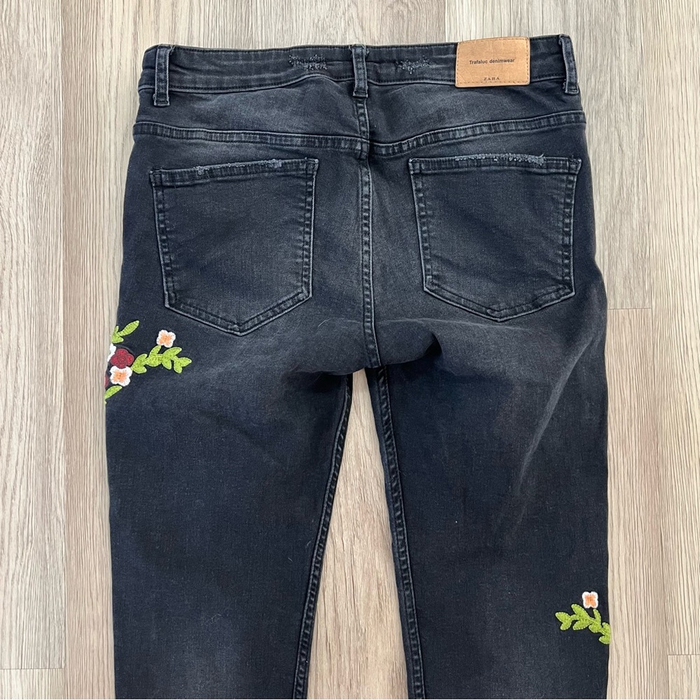 ZARA Trafaluc Black Skinny Jeans with Floral Embroidery & Raw Hem Size 8 - Picture 13 of 14